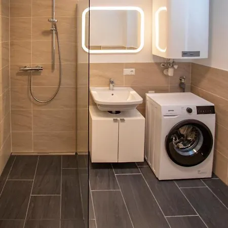 East Side I Free Street Parking 아파트